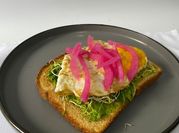 Una foto de huevo con germinado
