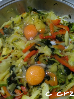 Una foto de Verduras con patata y huevos