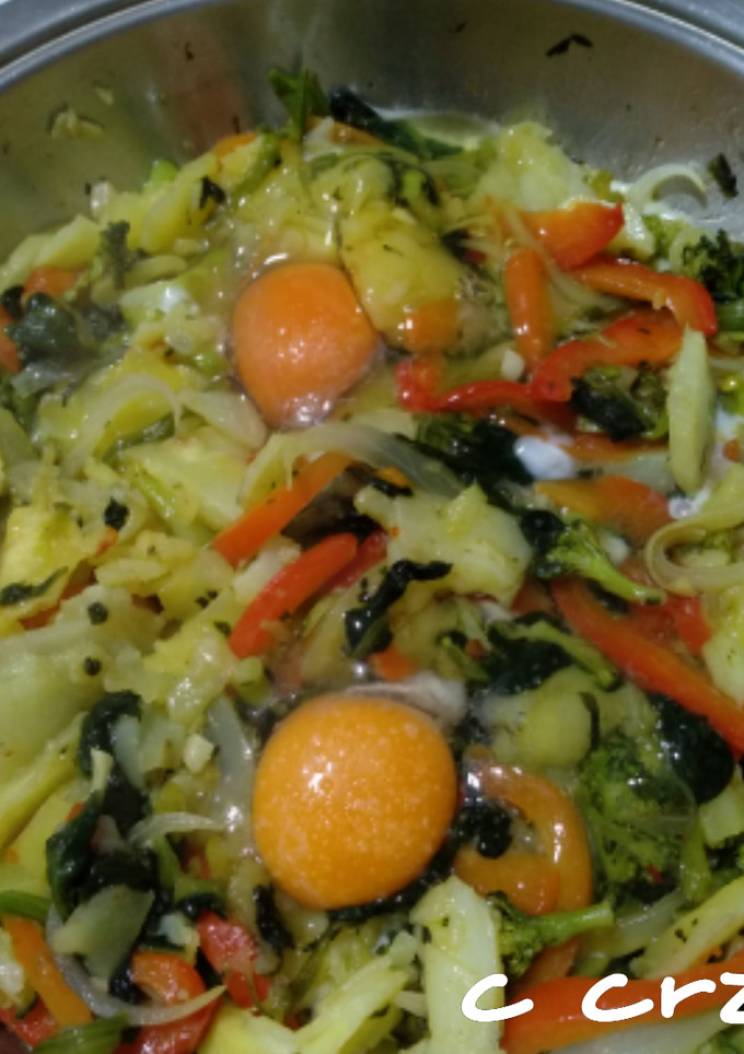 Una foto de Verduras con patata y huevos