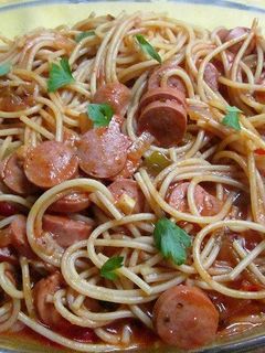 Una foto de Fideos con salchichas de viena cocidos en salsa de tomate