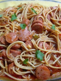 Una foto de Fideos con salchichas de viena cocidos en salsa de tomate