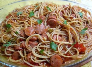 Foto principal de Fideos con salchichas de viena cocidos en salsa de tomate 