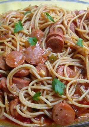 Foto principal de Fideos con salchichas de viena cocidos en salsa de tomate 
