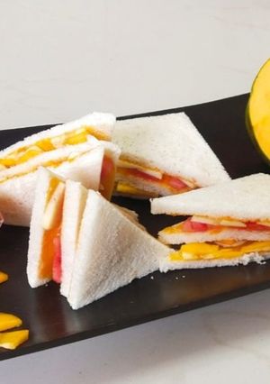 પપૈયાં જામ વિથ ફ્રુટી સેન્ડવીચ (Papaya Jam Fruity Sandwich Recipe In Gujarati) રેસીપી મુખ્ય ફોટો