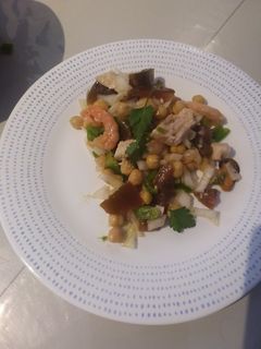 Una foto de 🥗Ensalada de garbanzos🧆 con emperador🐟 y marisco🦐🦪