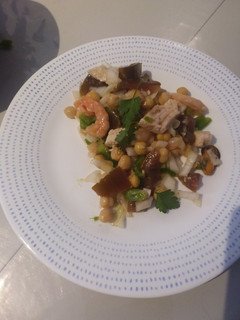 Una foto de 🥗Ensalada de garbanzos🧆 con emperador🐟 y marisco🦐🦪