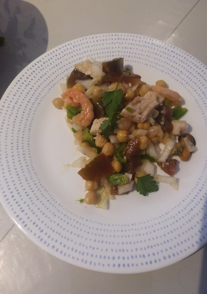 Una foto de 🥗Ensalada de garbanzos🧆 con emperador🐟 y marisco🦐🦪