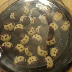 A picture of Yummy chocolate filled cookies.