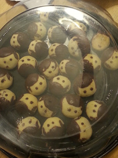 A picture of Yummy chocolate filled cookies.