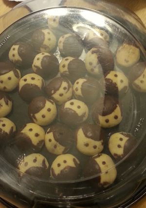 A picture of Yummy chocolate filled cookies.