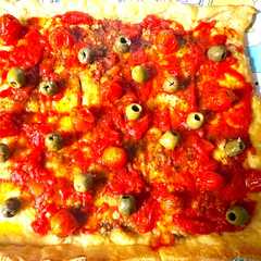 Foto di Pizzette di pasta sfoglia con olive e pomodorini