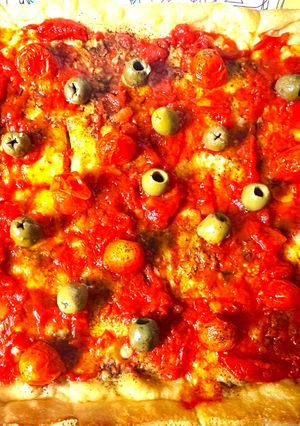 Foto di Pizzette di pasta sfoglia con olive e pomodorini