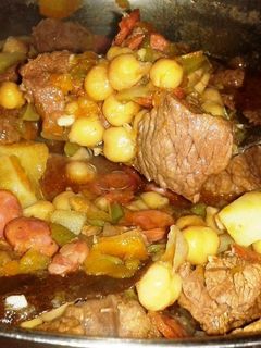 Foto de Grãos de bico com carne estufada