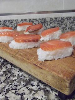 Una foto de Nigiris de salmón