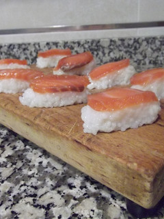 Una foto de Nigiris de salmón
