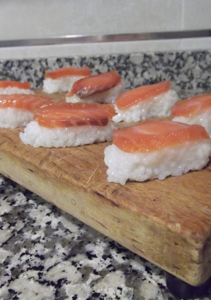 Una foto de Nigiris de salmón