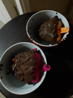 Una foto de Helado de plátano y galleta tritón con cobertura chocolate