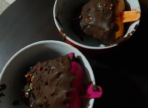 Una foto de Helado de plátano y galleta tritón con cobertura chocolate