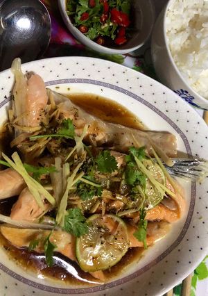 Hình của món Lườn cá hồi áp chảo sốt chanh.