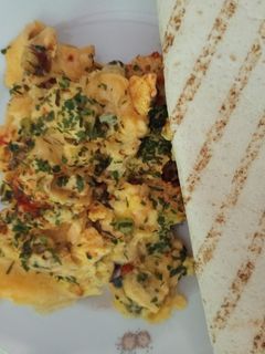 Medvehagymás🌿 tojás🌿 rántotta 🥚tortillaval recept fotója