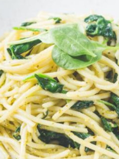 Una foto de Spaghetis con espinacas y alcachofas
