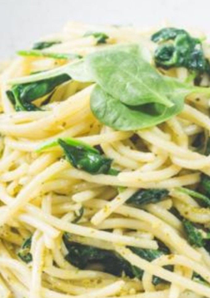 Una foto de Spaghetis con espinacas y alcachofas