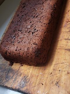 Una foto de Brownie con porotos negros y café