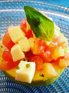 Una foto de Picadillo caprese con aguacate