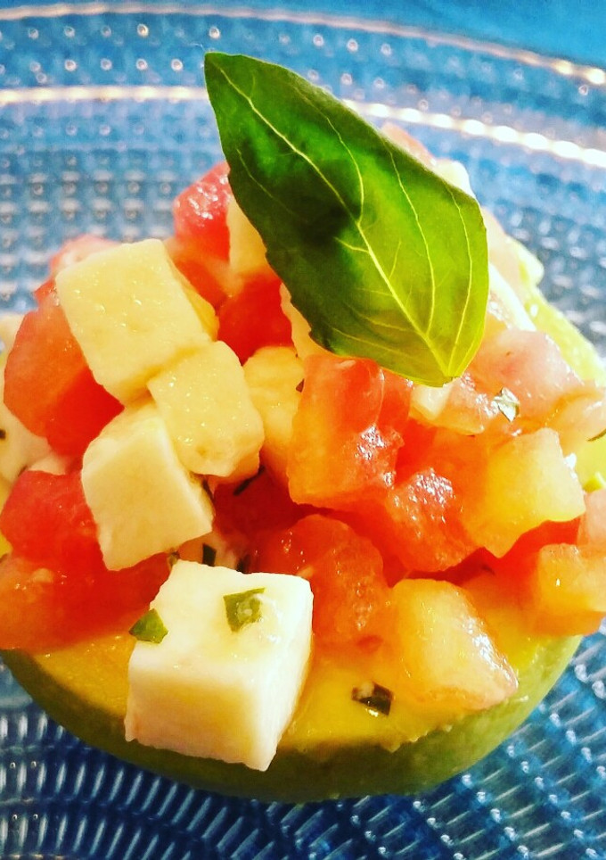 Una foto de Picadillo caprese con aguacate