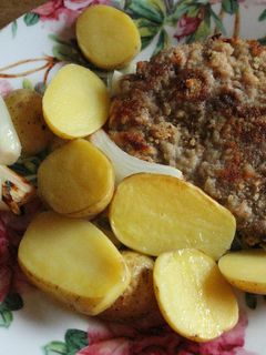 Una foto de Milanesas al nohor con papas nuevas