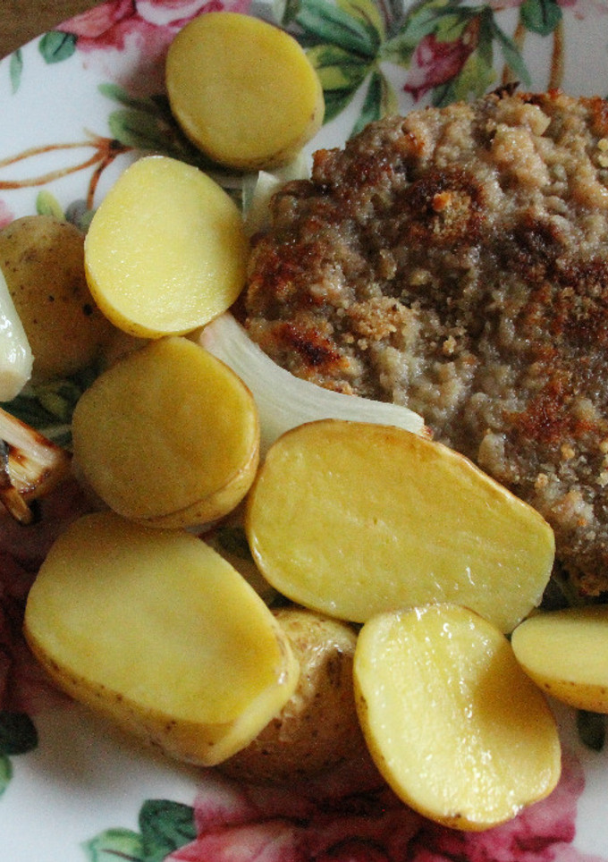 Una foto de Milanesas al nohor con papas nuevas