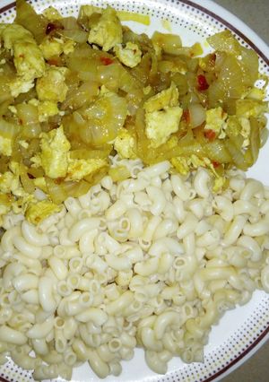 A picture of Macroni wid egg sauce.