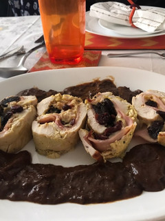 Una foto de Pollo relleno con ciruelas y arándanos