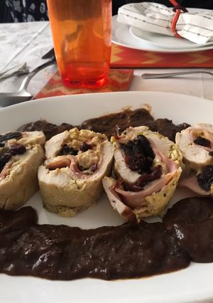Una foto de Pollo relleno con ciruelas y arándanos