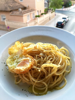Una foto de Spaguettis aglio e olio con aceite trufado y huevo de codorniz