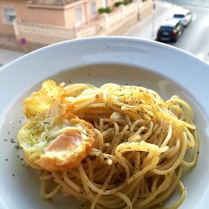 Spaguettis aglio e olio con aceite trufado y huevo de codorniz