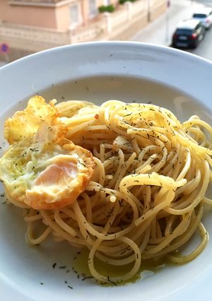 Una foto de Spaguettis aglio e olio con aceite trufado y huevo de codorniz