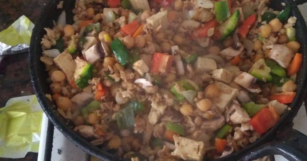 Sartén de garbanzos, soja texturizada y verduras: receta sencilla para  preparar un plato vegano completo en media hora