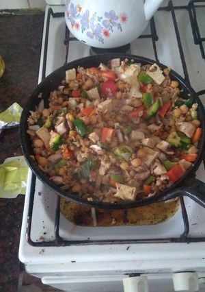 Una foto de Salteado de verduras, garbanzos y soja texturizada (vegano)