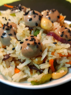 Una foto de Arroz thai con maní y verduras al curry