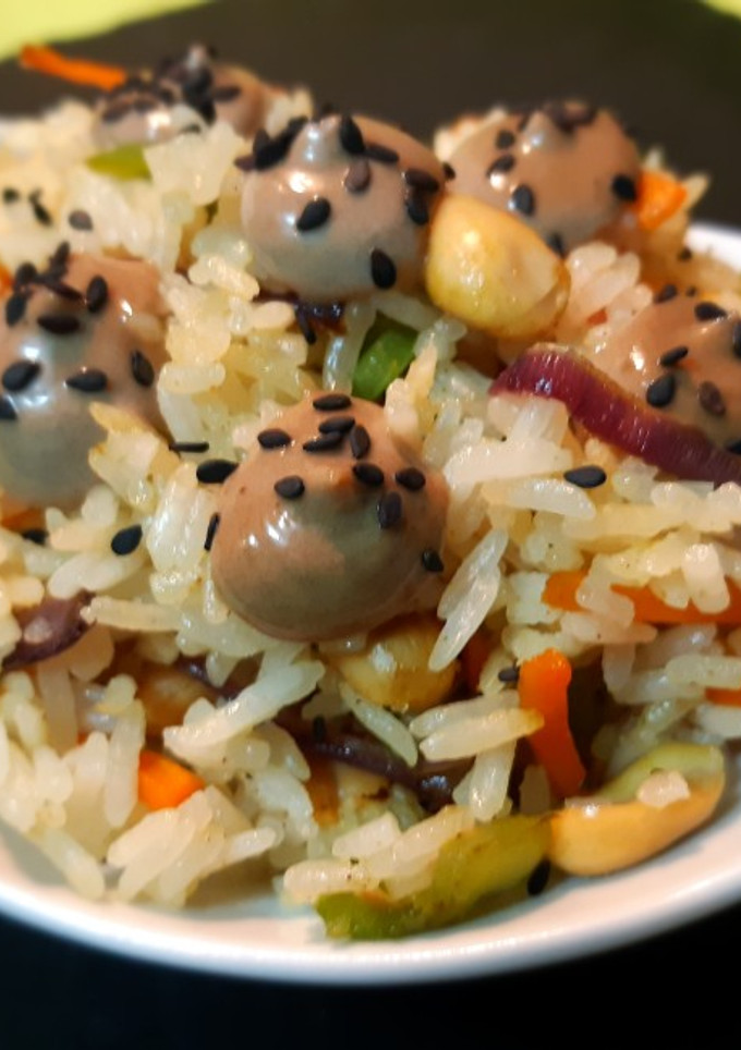 Una foto de Arroz thai con maní y verduras al curry