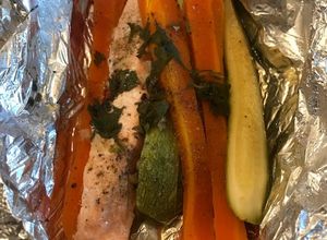 Una foto de Salmón al vapor con verduras