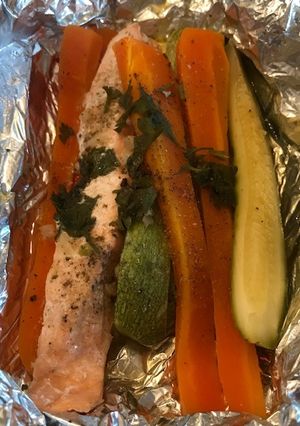 Una foto de Salmón al vapor con verduras