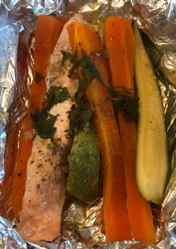 Una foto de Salmón al vapor con verduras