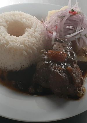 Una foto de Seco de res con yuca y zarza criolla
