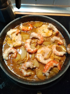 Una foto de Merluza con guarnición de patatas, gambas y potón