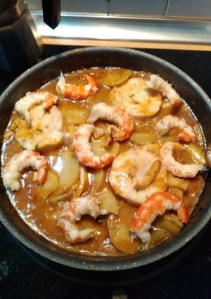 Foto principal de Merluza con guarnición de patatas, gambas y potón