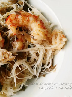 Una foto de Fideos de arroz con setas y gambones