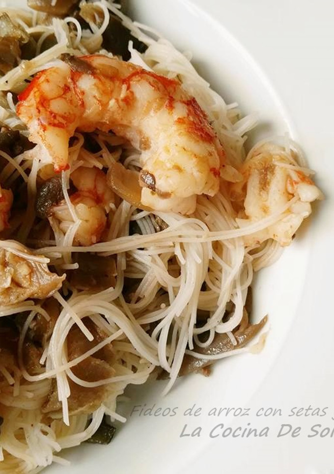 Una foto de Fideos de arroz con setas y gambones