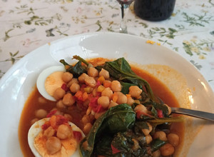Una foto de Garbanzos con espinacas y huevos duros